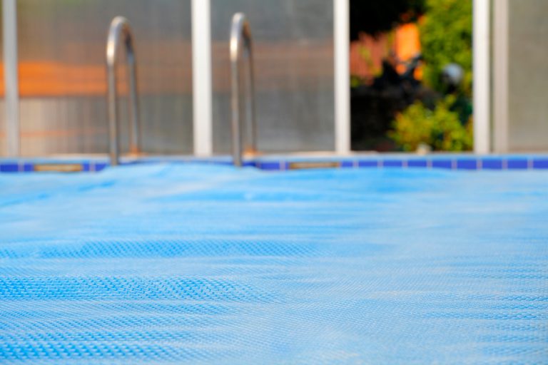 Thermal blanket for swimming pools